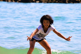 Kawaiサーフスクールのレッスン風景