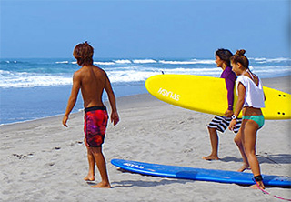 サマーアイ・サーフィンスクールのレッスン風景