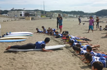 堀野稔プロ サーフィンレッスンの様子