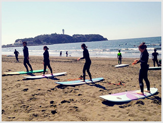 レイサーフィンスクールのレッスン風景