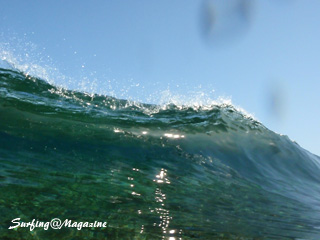 沖縄の波